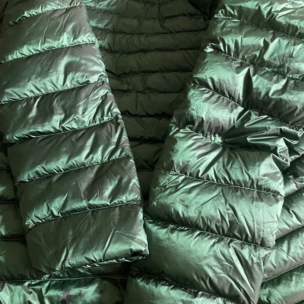 Gently worn in great condition girl coat in green size small
